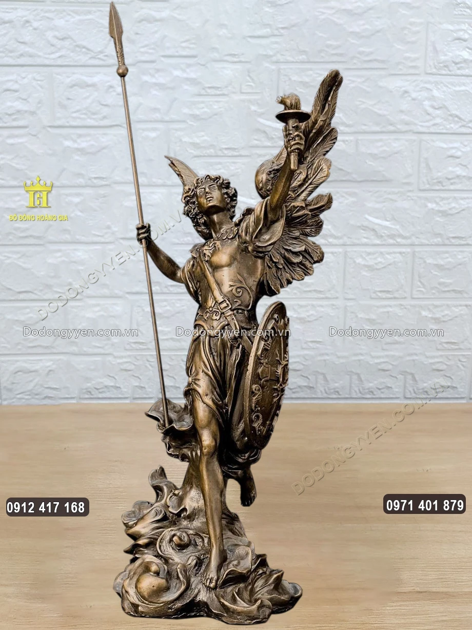 Ng&agrave;i được đ&uacute;c theo d&aacute;ng đứng oai nghi&ecirc;m